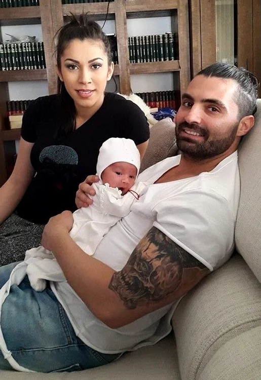 
    Marioara Zăvoranu a murit. Pepe, fericit cu familia. Aceasta este imaginea pe care artistul a publicat-o pe Facebook dumincă, în ziua în care ar fi trebuit să aibă loc înmormântarea femeii de afaceriFoto: arhivă personală  