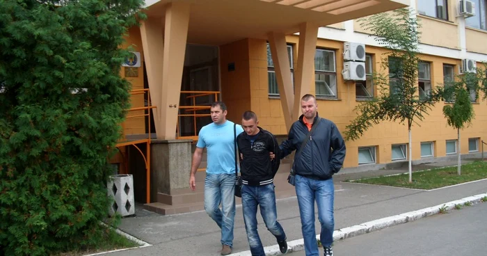 Tânărul a fost reţinut de poliţişti