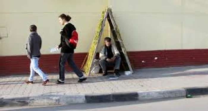 
    Cântarul așezat sub scară de lemn, împodobit cu salcie și flori de liliacSursa Foro: Giurgiuveanul.ro  