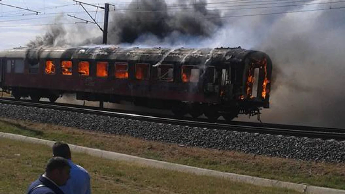 
    80 de oameni se aflau în trenul care a luat foc (foto: realitatea.net)  
