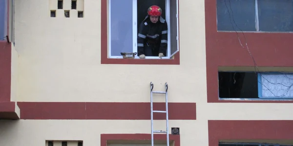 Pompierii au intrat pe geam să ia cratița de mâncare de pe foc.