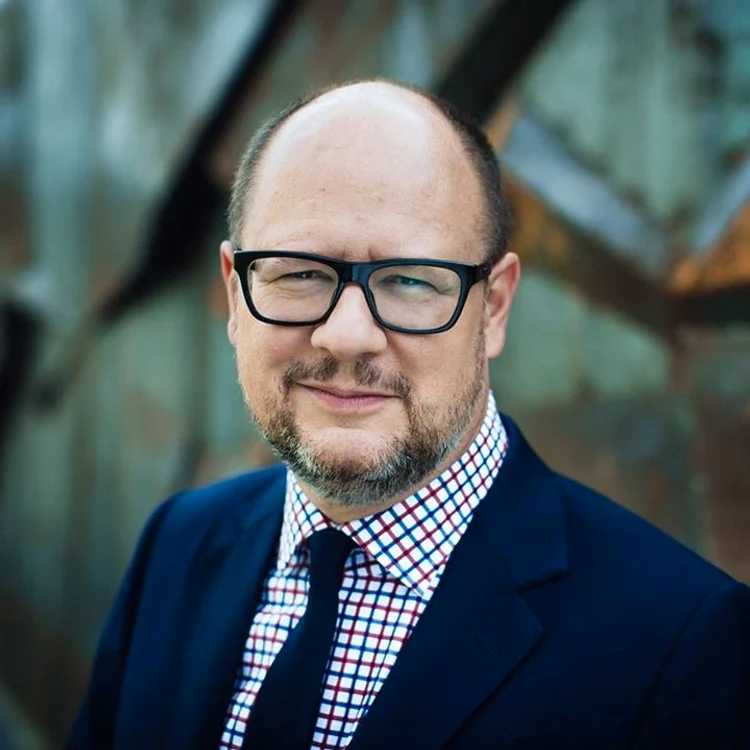 Primarul Pawel Adamowicz, în vârstă de 53 de ani, se află în funcţie de 20 de ani