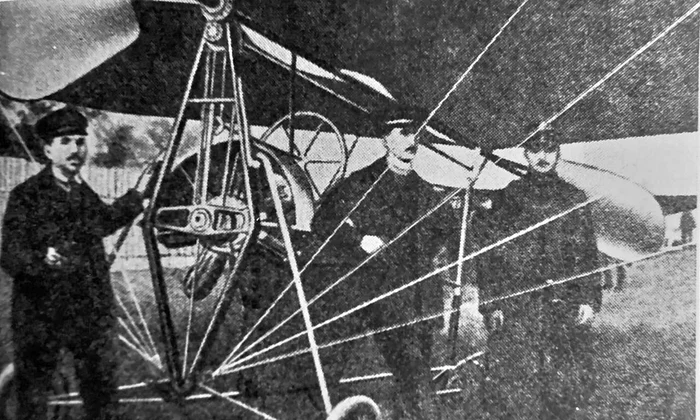 Aurel Vlaicu (centru), lângă avionul său