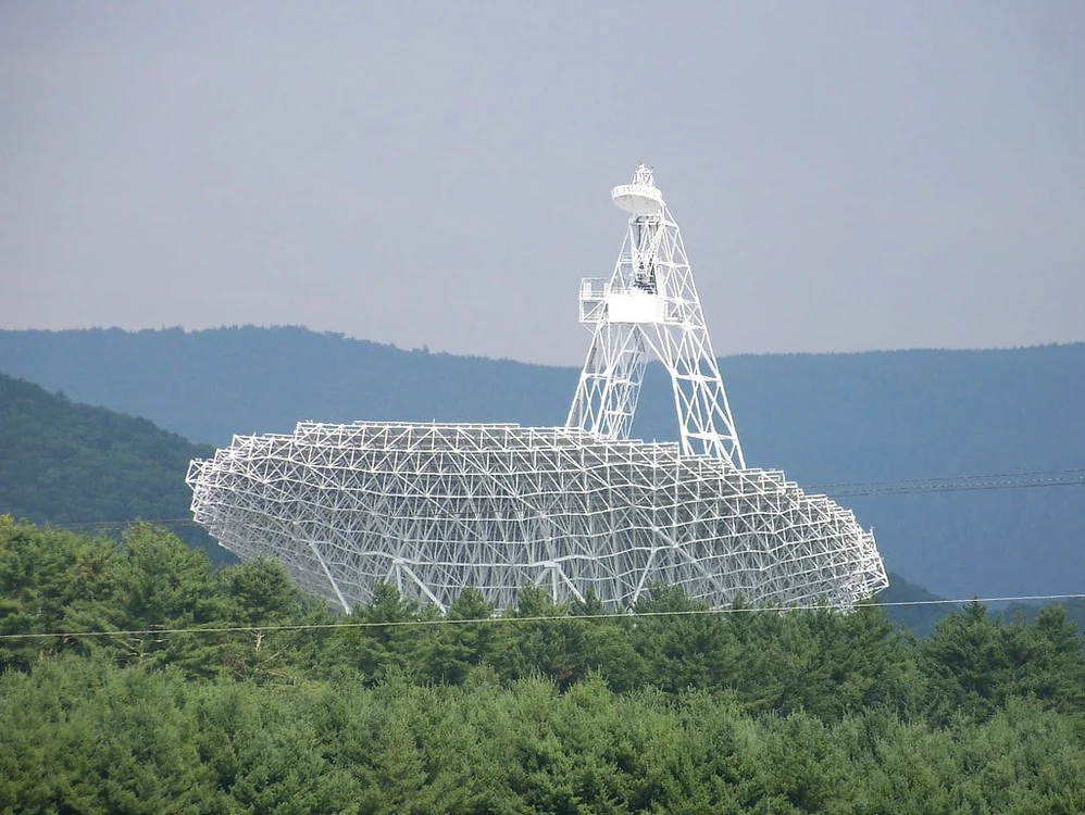 Telescopul Robert C. Byrd din orașul american Green Bank. Sursă foto: NASA