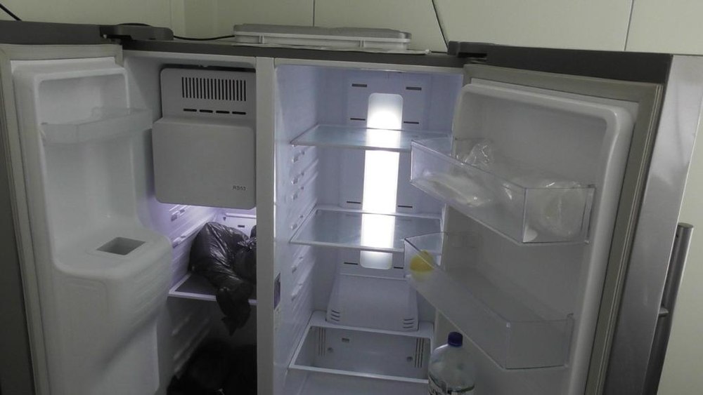 Imagini cu frigiderul în care ar fi luat şpagă directorul de la Drumuri şi Poduri Bârlad. „Ei și ce? O filmat acolo în frigider, sau ce?”