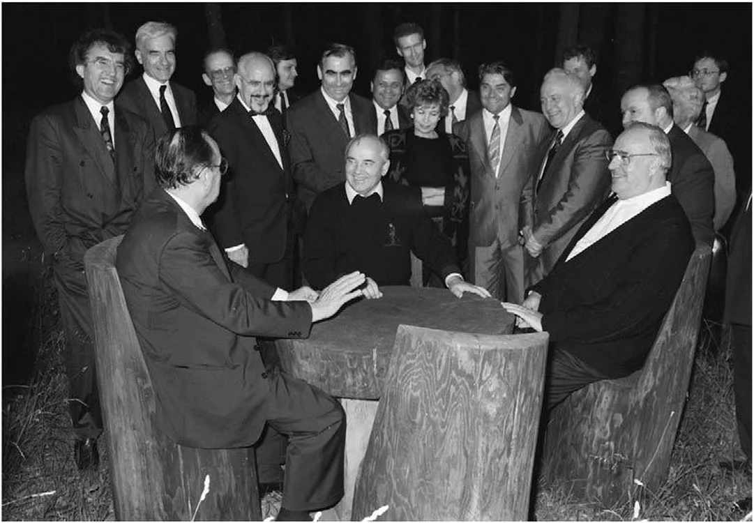 Mihail Gorbaciov discută reunificarea Germaniei cu Hans-Dietrich Genscher și Helmut Kohl, în Rusia