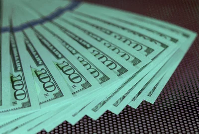 dolari bancnote de 100 foto shutterstock