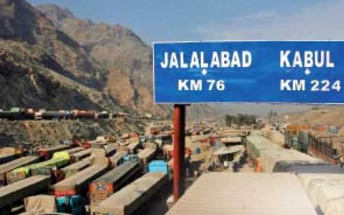 Camioanele de aprovizionare ale NATO, blocate în Pakistan p Foto: reuters