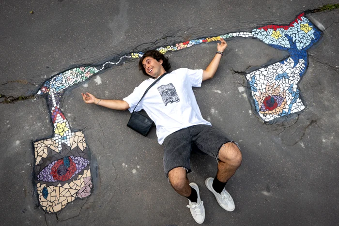 Matěj Krajíček lucrează ore întregi pentru a astupa gropile din orașul său natal (Foto: Profimedia)