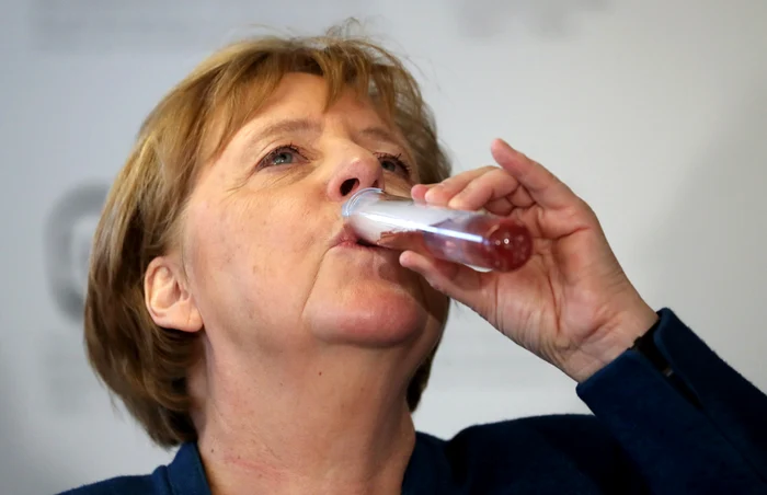 Angela Merkel a băut dintr-o eprubetă