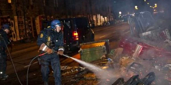 Poliţia daneză, nevoită să stingă focul aprins de demonstranţi