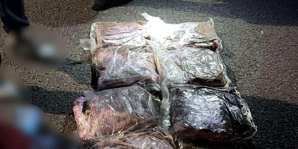 politistii au prins un tanar care transporta 7kg de canabis png