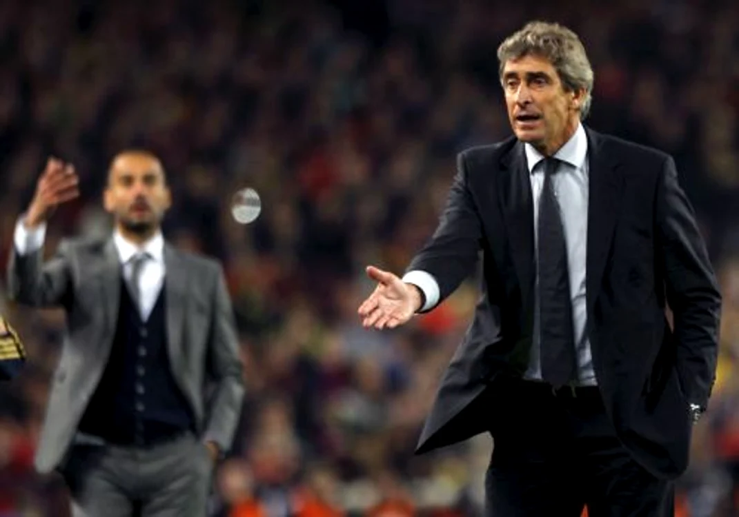 
    Pellegrini (dreapta) a pierdut duelul cu rivalul său de la Barcelona, Pep Guardiola EPA  