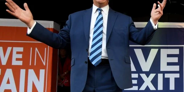 Nigel Farage vorbind in fata unor sustinatori ai Brexitului FOTO EPA-EFE