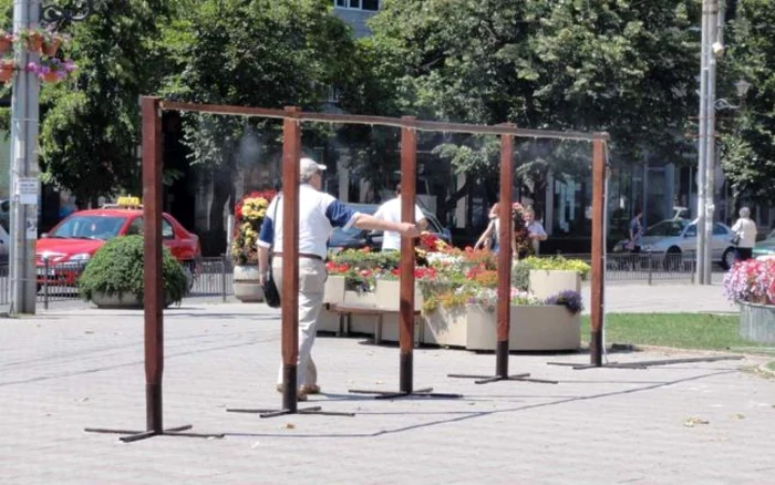 În Slatina au fost amplasate duşuri stradale   (FOTO: Mugurel Manea)