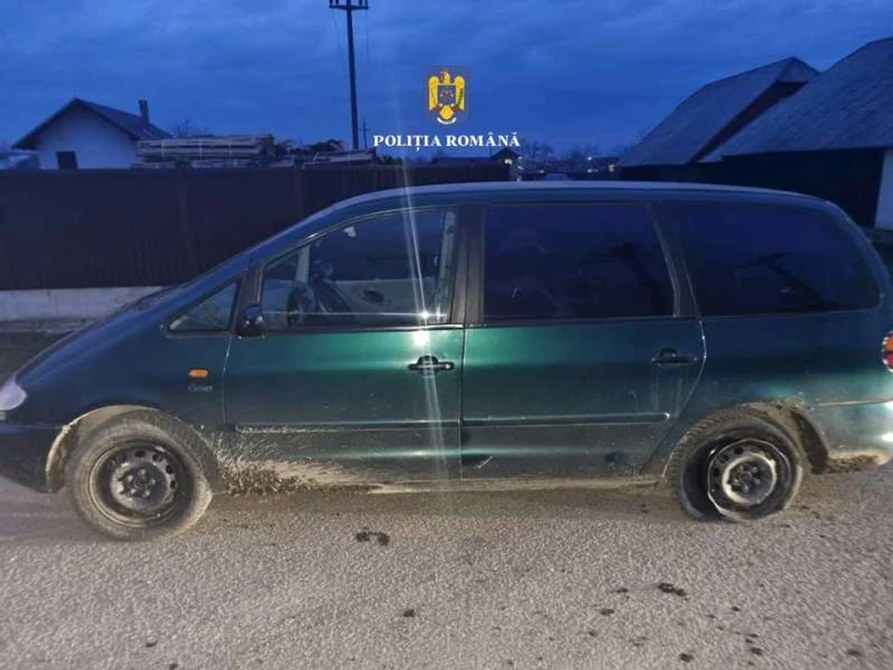 Mașina a fost oprită în trafic cu ajutorul dispozitivului spike FOTO IPJ Suceava 