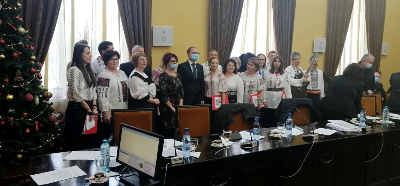 Profesorii botoşăneni au susţinut, un mic recital, şi înaintea unei şedinţe de Consiliu Local FOTO Cosmin Zamfirache