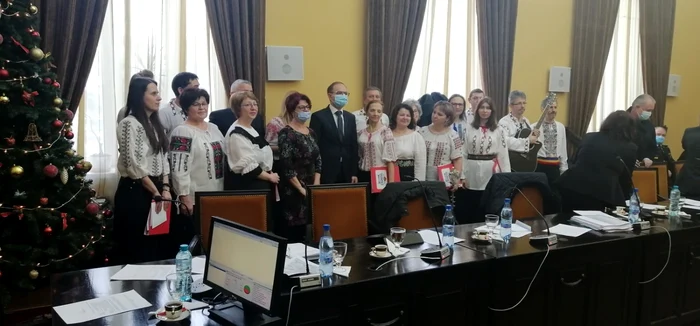 Profesorii botoşăneni au susţinut, un mic recital, şi înaintea unei şedinţe de Consiliu Local FOTO Cosmin Zamfirache
