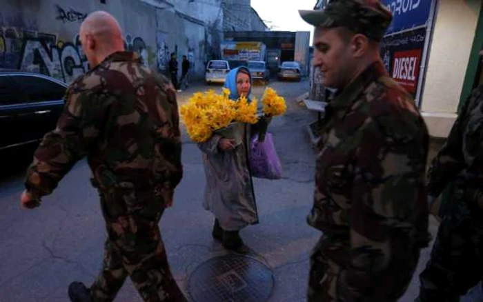 Forţe de ordine patrulând străzile capitalei Simferopol, Crimeea FOTO AP