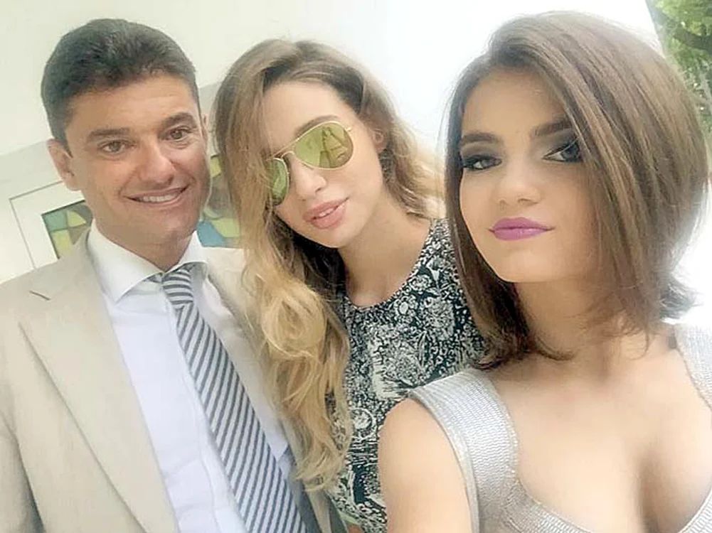 Laura, actuala iubită a  politicianului, apare şi ea în  poza festivă de la absolvire