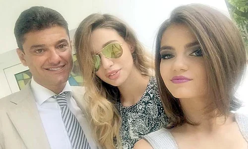 Laura, actuala iubită a  politicianului, apare şi ea în  poza festivă de la absolvire jpeg