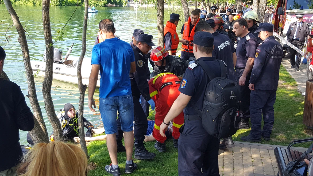 
    Zeci de jandarmi, poliţişti şi pompieri au sosit la faţa loculuifotografii: Sorin Puiu  