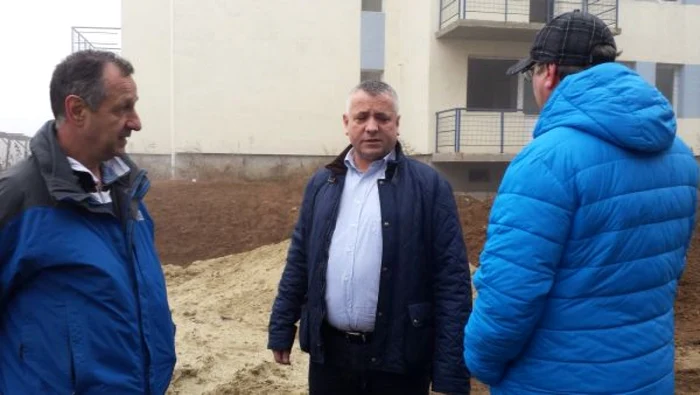 Patronul firmei de construcţii (Foto stânga) şi viceprimarul Marius Screciu FOTO Corina Macavei