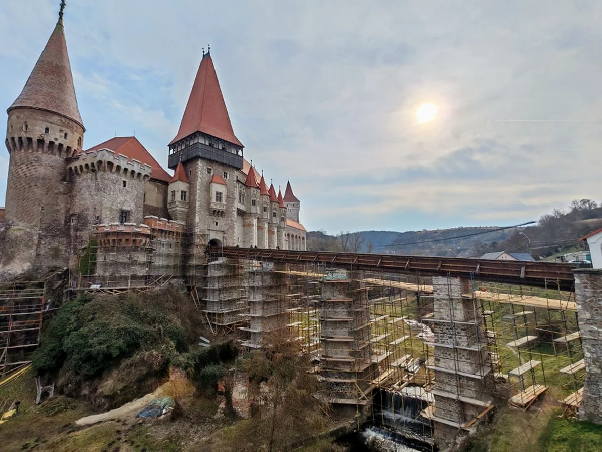 Refacerea podului de acces al Castelului Corvinilor (foto: Facebook / Muzeul Castelul Corvinilor)