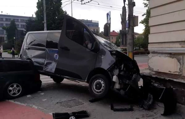 Maşina Jandarmeriei a rămas ore bune pen trotuar. FOTO  Facebook / Cert Rescue - Info Trafic jud Cluj