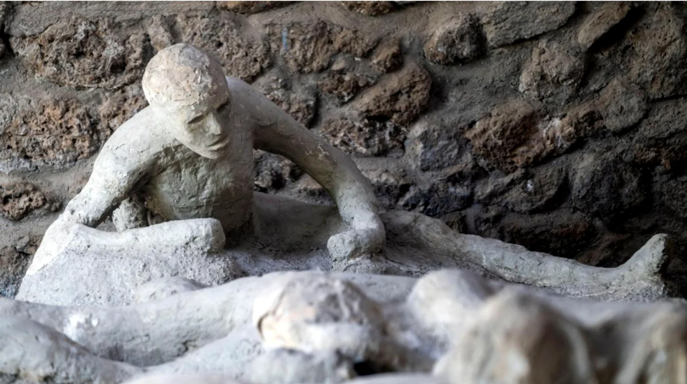 Medic cu o geantă medicală surprins la Pompei / FOTO: Profimedia