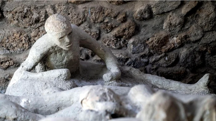 Medic cu o geantă medicală surprins la Pompei / FOTO: Profimedia