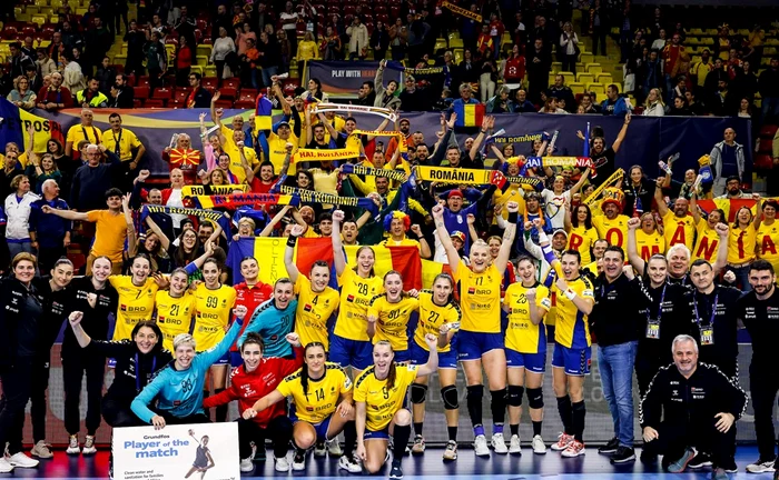 Jucătoarele României s-au bucurat împreună cu suporterii după victoria cu Macedonia. Foto EHF