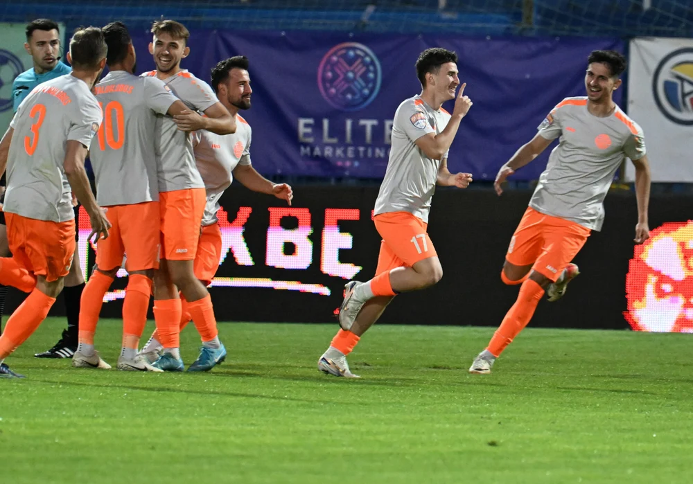 EXCLUSIV/ Scandal de proporții în fotbalul românesc: mai mulți fotbaliști ar fi pariat prin intermediul unui angajat pe meciurile echipei lor