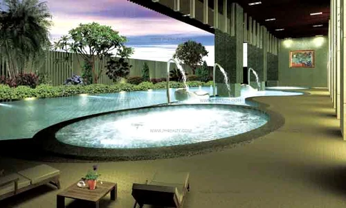 Aşa arată una dintre piscinele aflate la ultimul etaj al clădirii jpeg