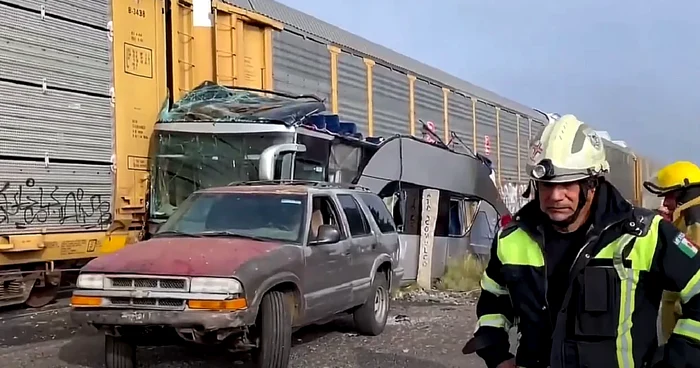Autobuz rupt în două de un tren.