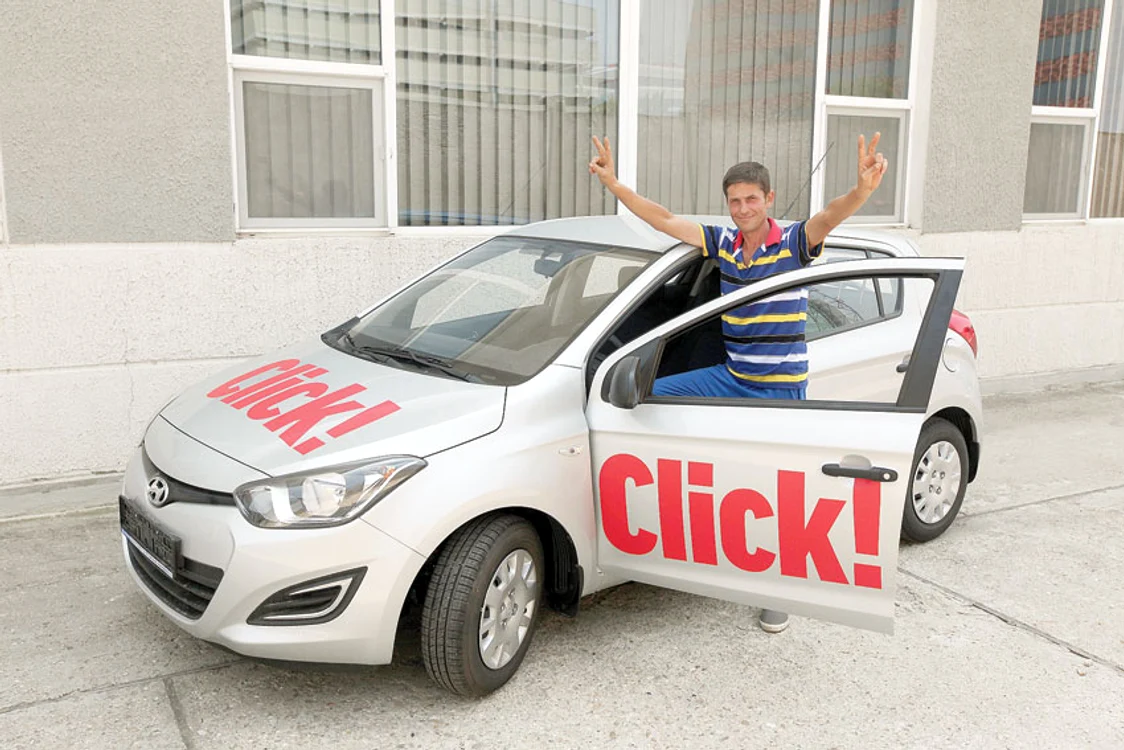 
    Constantin Lazăr i-a făcut cadou maşina câştigată, un Hyundai i20, băiatului săuFoto: Click!   
