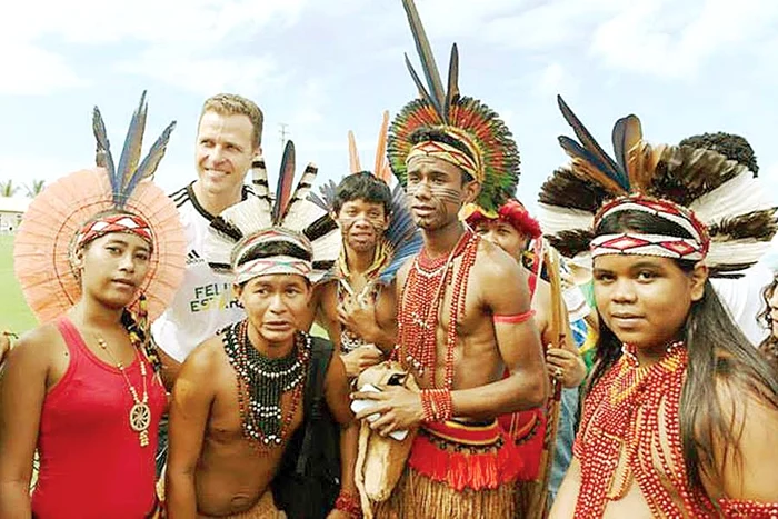 Miroslav Klose n-a scăpat fără un dans alături de femeile din trib