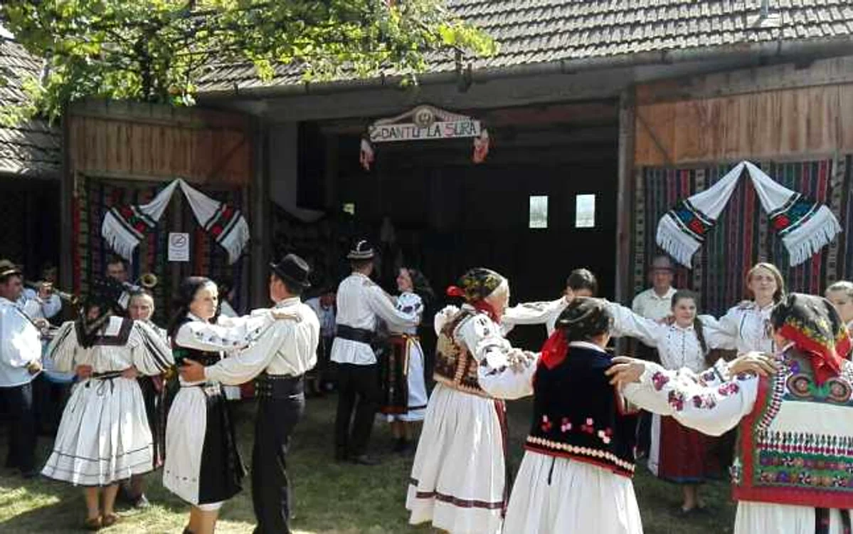 Toată suflarea satului participa la danţul în şură FOTO Andreea Vilcovschi