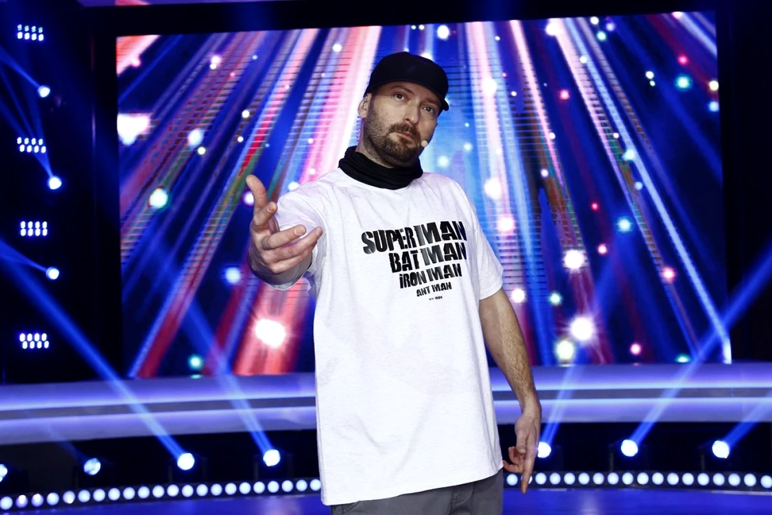 Cheloo a lansat videoclipul piesei „Prezentul imperfect“ FOTO Antena 1