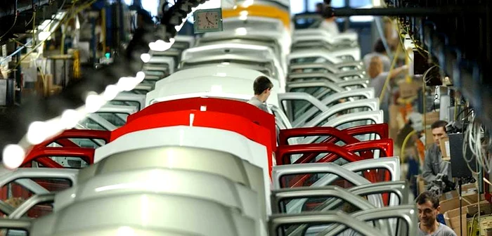 Uzina Dacia de la Mioveni asigură peste 80% din producţia de autoturisme din România FOTO AP