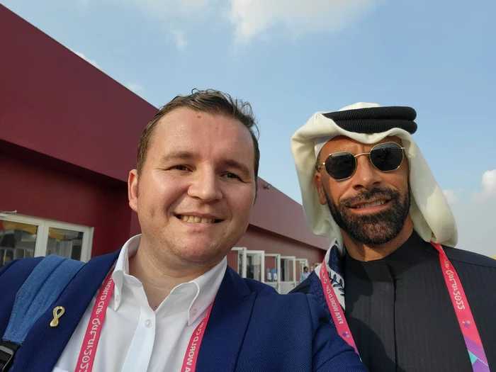 Rio Ferdinand (dreapta), la Mondialul din Qatar, alături de trimisul Fanatik, Marian Popovici.