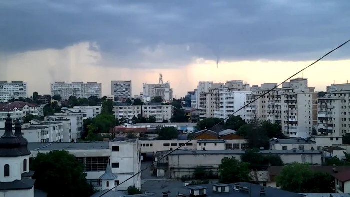 Fenomenul a fost filmat vineri seara, la ora 20:30. Foto: Adevărul