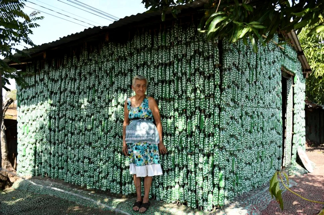 O femeie și-a construit o casă din sticle de plastic / FOTO: Profimedia Images