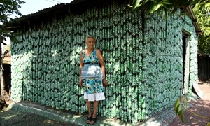 o pensionara si a construit singura o casa din sticle de plastic dupa ce a ramas fara locuinta dupa cutremur cum arata in interior 983233 jpg