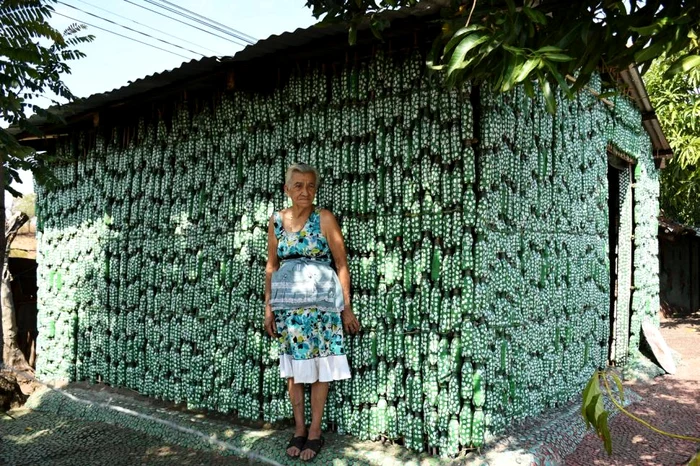 O femeie și-a construit o casă din sticle de plastic / FOTO: Profimedia Images