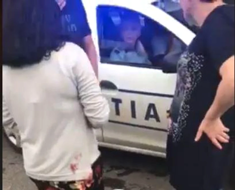 
    O copilă, despre care s-a aflat ulterior că are 14 ani, mergea plină de sânge pe abdomen şi pe picioare pe un bulevard central din GalațiFoto: captura Facebook  