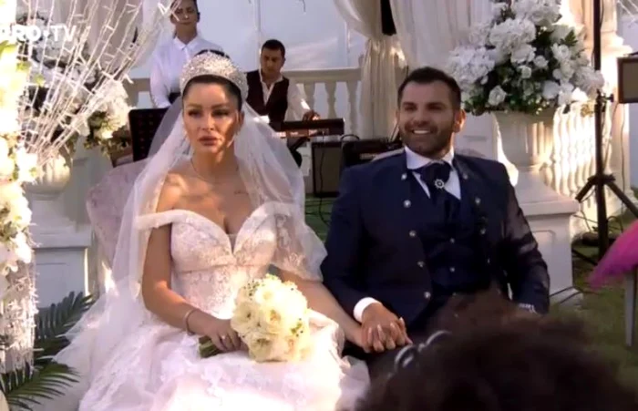 Brigitte și Florin Pastramă s-au ținut de mână pe tot parcursul ceremoniei religioase