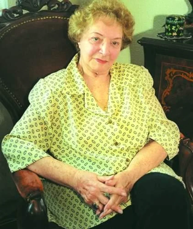 Până în 1989, Dina Cocea a fost preşedintele Asociaţiei Oamenilor e Artă din Instituţiile Teatrale şi Muzicale