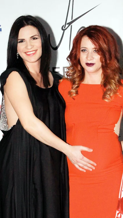 Elle White (stânga), alături de prietena ei Ana Novic, şi ea gravidă