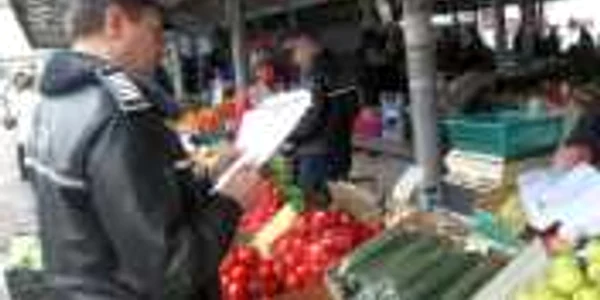 Controalele făcute în pieţe scot mai mereu la iveală că marfa se vinde fără acte